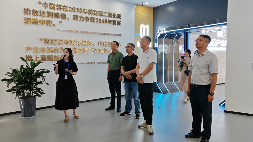 参观展示馆.jpg